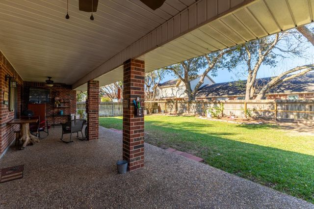 1213 Shadowlake Drive, Sealy, TX 77474