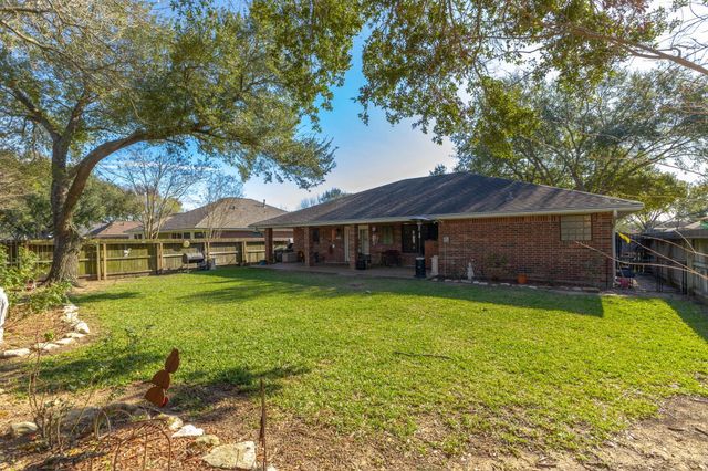 1213 Shadowlake Drive, Sealy, TX 77474