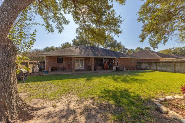 1213 Shadowlake Drive, Sealy, TX 77474