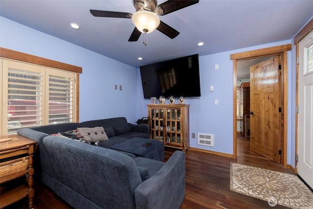 302 E Oak Street, Shelton, WA 98584