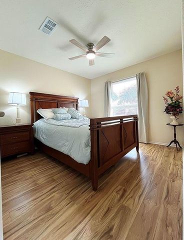 2735 S Peach Hollow Circle, Pearland, TX 77584