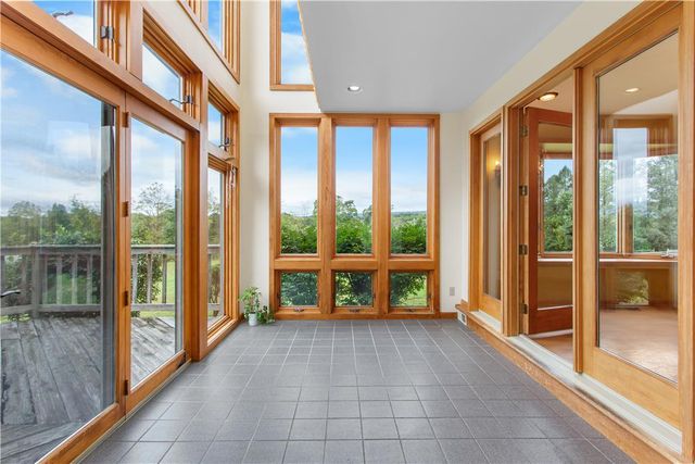 377 Farmhouse Lane, Bushkill Twp, PA 18091