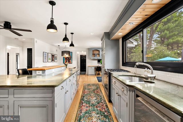 2 WESTERN PINE ST, Pennington, NJ 08534