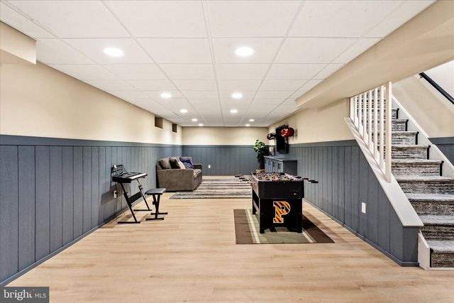 2 WESTERN PINE ST, Pennington, NJ 08534