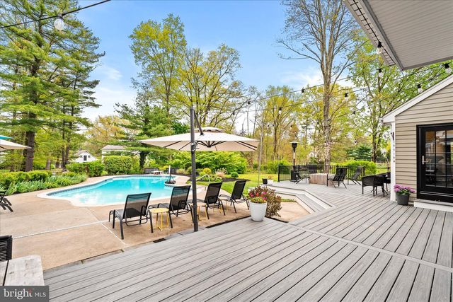 2 WESTERN PINE ST, Pennington, NJ 08534
