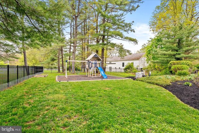 2 WESTERN PINE ST, Pennington, NJ 08534
