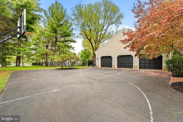 2 WESTERN PINE ST, Pennington, NJ 08534