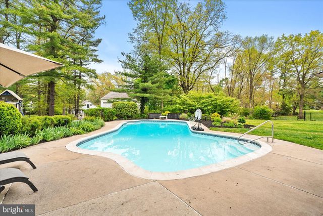 2 WESTERN PINE ST, Pennington, NJ 08534