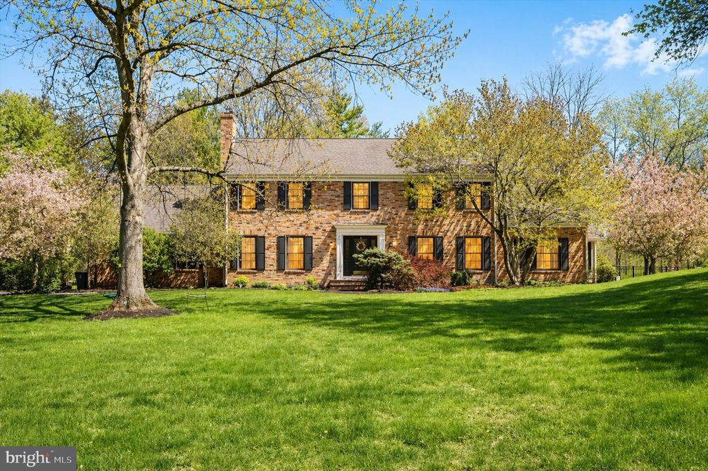 2 WESTERN PINE ST, Pennington, NJ 08534