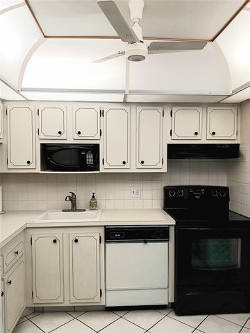 1055 E Country Club Dr 301, Margate, FL 33063