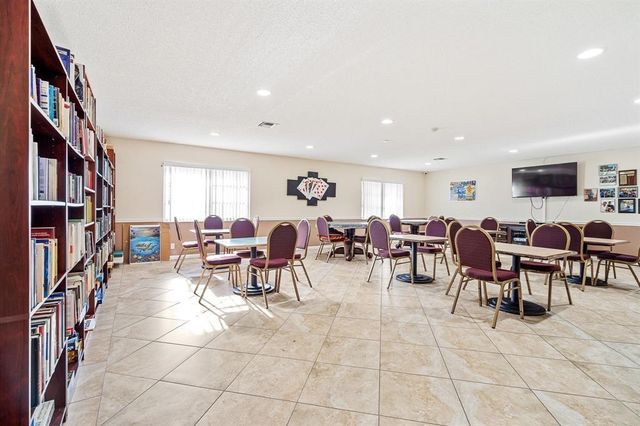 1055 E Country Club Dr 301, Margate, FL 33063