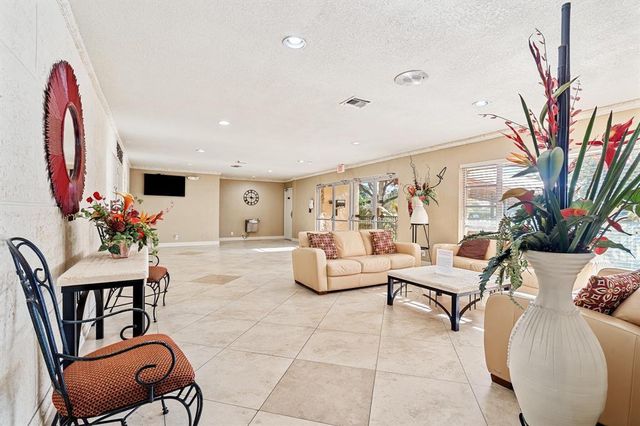 1055 E Country Club Dr 301, Margate, FL 33063