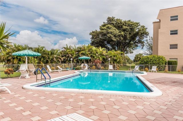 1055 E Country Club Dr 301, Margate, FL 33063