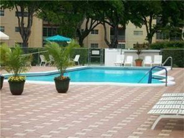 1055 E Country Club Dr 301, Margate, FL 33063