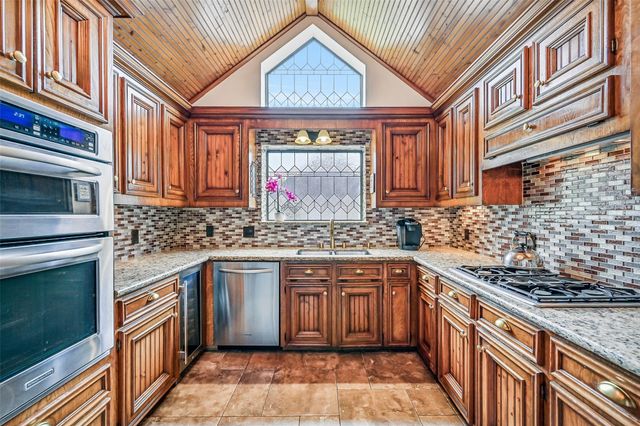 1207 W Edgewood Drive, Friendswood, TX 77546