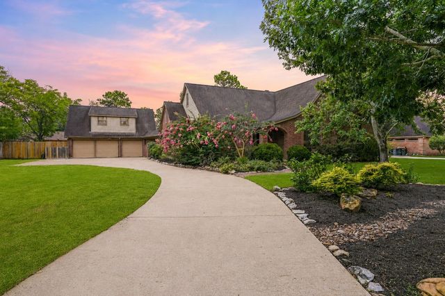 1207 W Edgewood Drive, Friendswood, TX 77546
