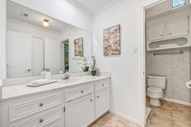 1207 W Edgewood Drive, Friendswood, TX 77546