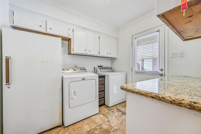 1207 W Edgewood Drive, Friendswood, TX 77546