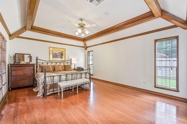 1207 W Edgewood Drive, Friendswood, TX 77546