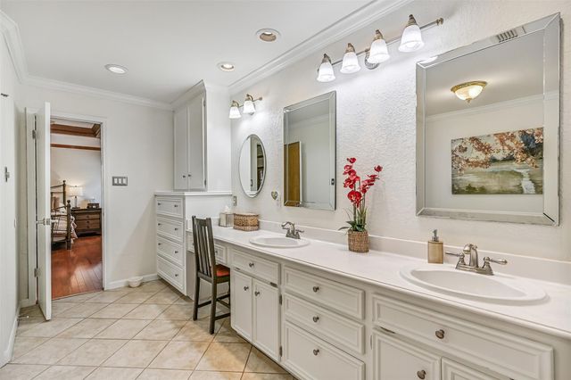 1207 W Edgewood Drive, Friendswood, TX 77546