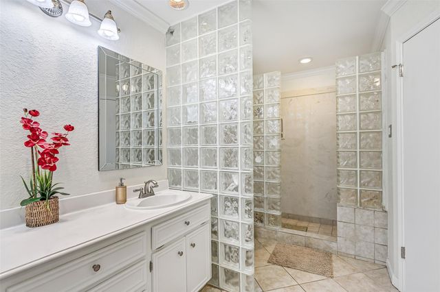1207 W Edgewood Drive, Friendswood, TX 77546