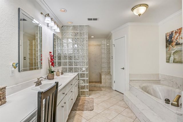 1207 W Edgewood Drive, Friendswood, TX 77546