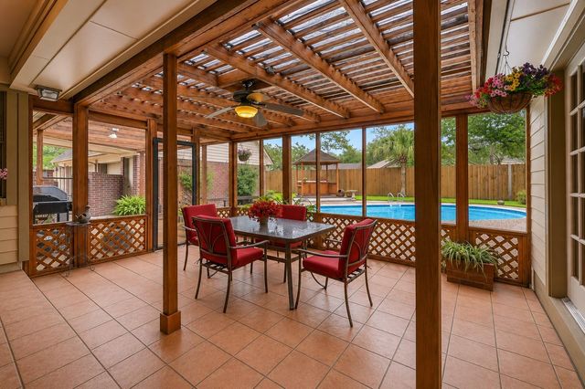 1207 W Edgewood Drive, Friendswood, TX 77546