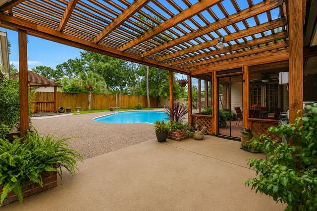 1207 W Edgewood Drive, Friendswood, TX 77546
