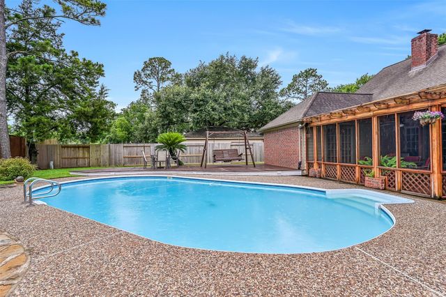 1207 W Edgewood Drive, Friendswood, TX 77546