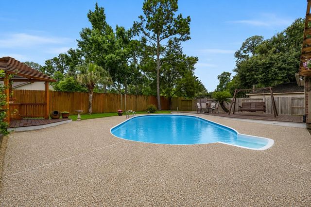 1207 W Edgewood Drive, Friendswood, TX 77546