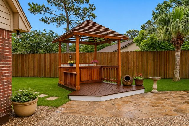 1207 W Edgewood Drive, Friendswood, TX 77546