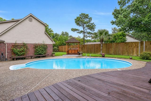 1207 W Edgewood Drive, Friendswood, TX 77546