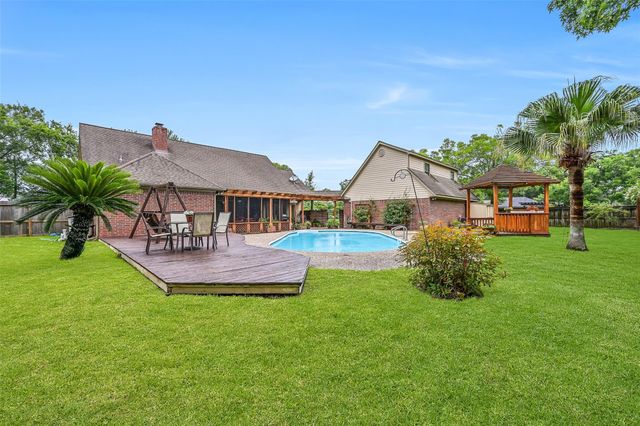 1207 W Edgewood Drive, Friendswood, TX 77546