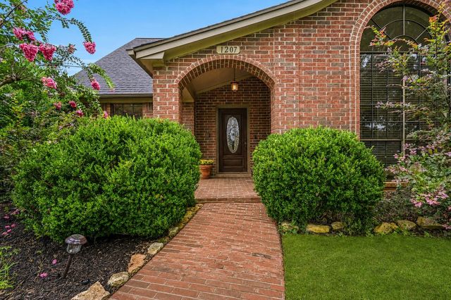 1207 W Edgewood Drive, Friendswood, TX 77546
