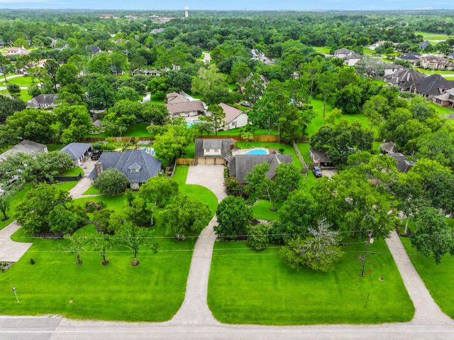 1207 W Edgewood Drive, Friendswood, TX 77546