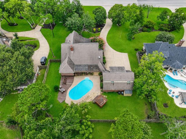 1207 W Edgewood Drive, Friendswood, TX 77546