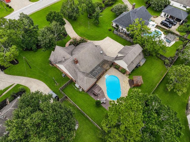 1207 W Edgewood Drive, Friendswood, TX 77546