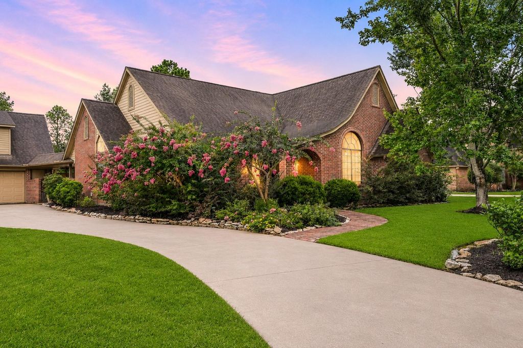 1207 W Edgewood Drive, Friendswood, TX 77546