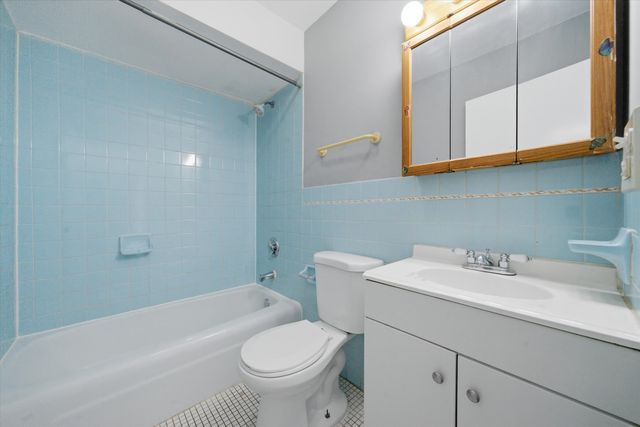 7320 N Rogers Avenue 210, Chicago, IL 60626