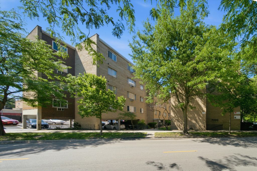 7320 N Rogers Avenue 210, Chicago, IL 60626