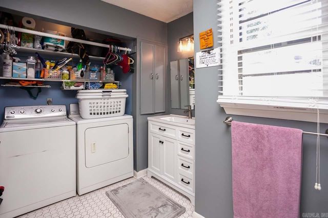 1318 Pine Valley Rd, Little Rock, AR 72207