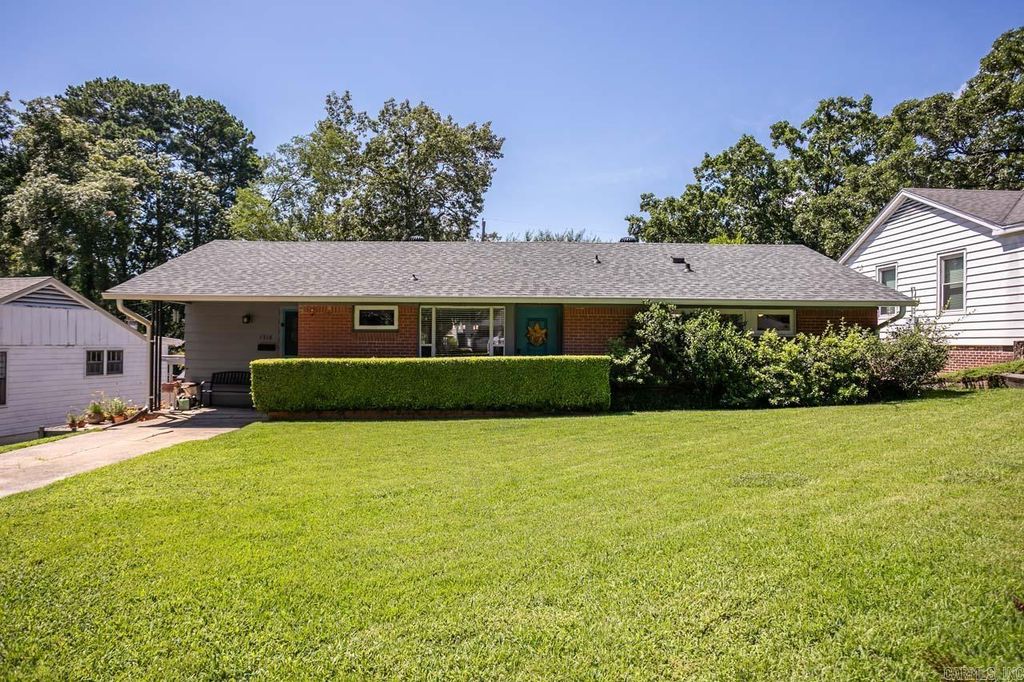1318 Pine Valley Rd, Little Rock, AR 72207