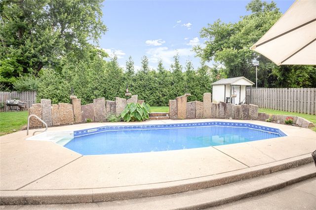 1642 N Charlee Avenue, Fayetteville, AR 72703