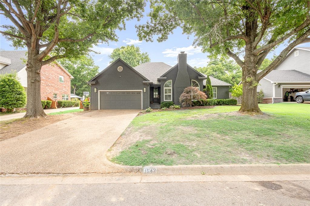 1642 N Charlee Avenue, Fayetteville, AR 72703