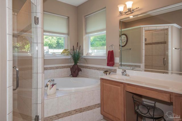 5922 Hermitage Dr, Pensacola, FL 32504