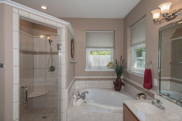 5922 Hermitage Dr, Pensacola, FL 32504