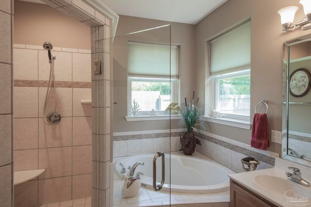 5922 Hermitage Dr, Pensacola, FL 32504