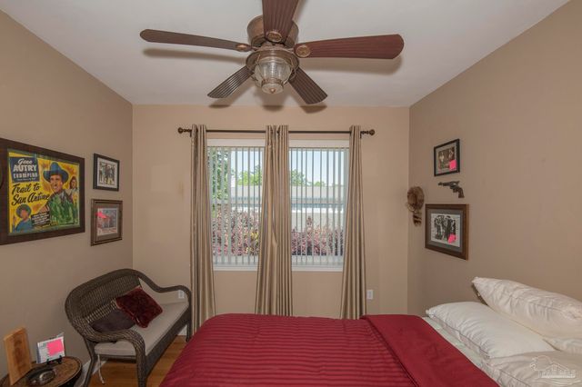 5922 Hermitage Dr, Pensacola, FL 32504