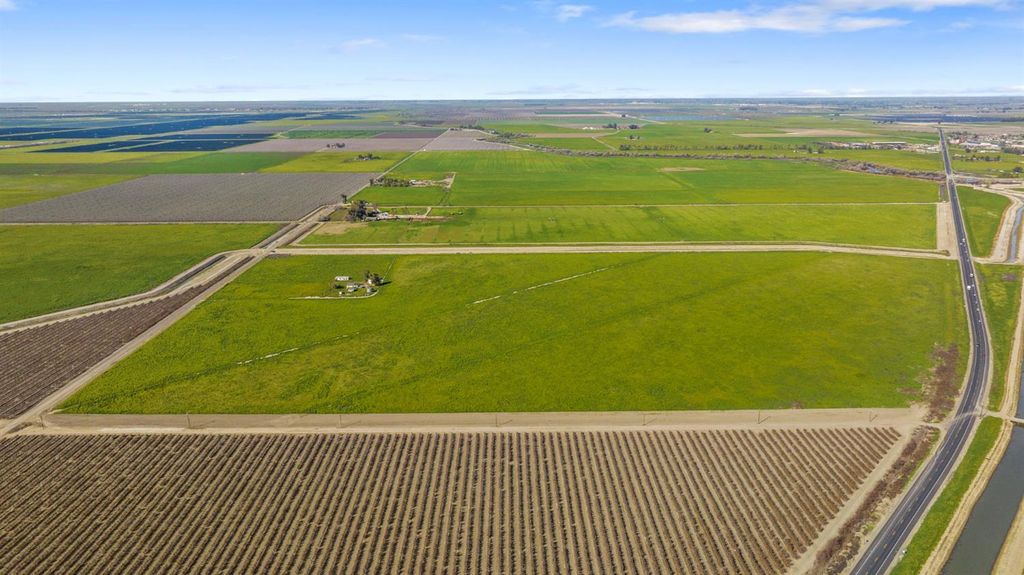 Image 2 of property listing at 220775 22nd Avenue, Stratford, CA 93266