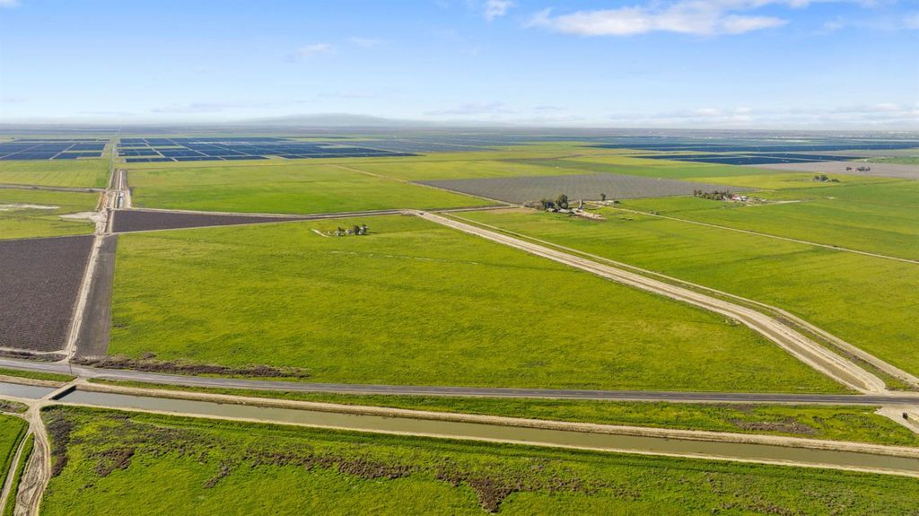 Image 3 of property listing at 220775 22nd Avenue, Stratford, CA 93266